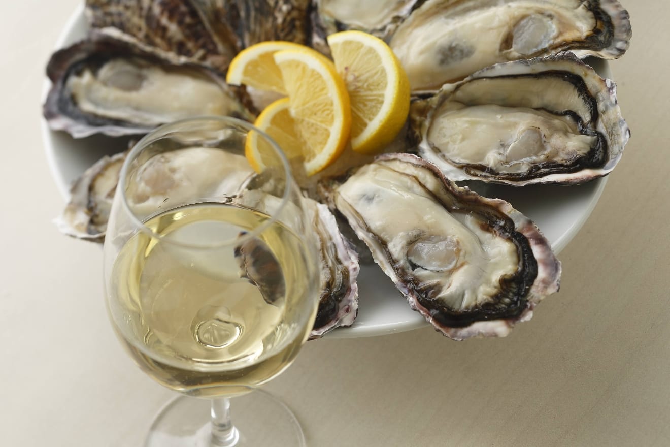 生牡蠣×レモン×白ワインが美味しい理由。