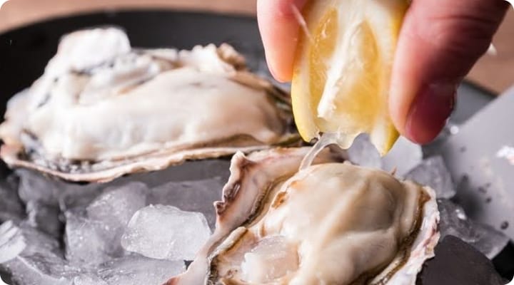牡蠣にレモンを搾って
