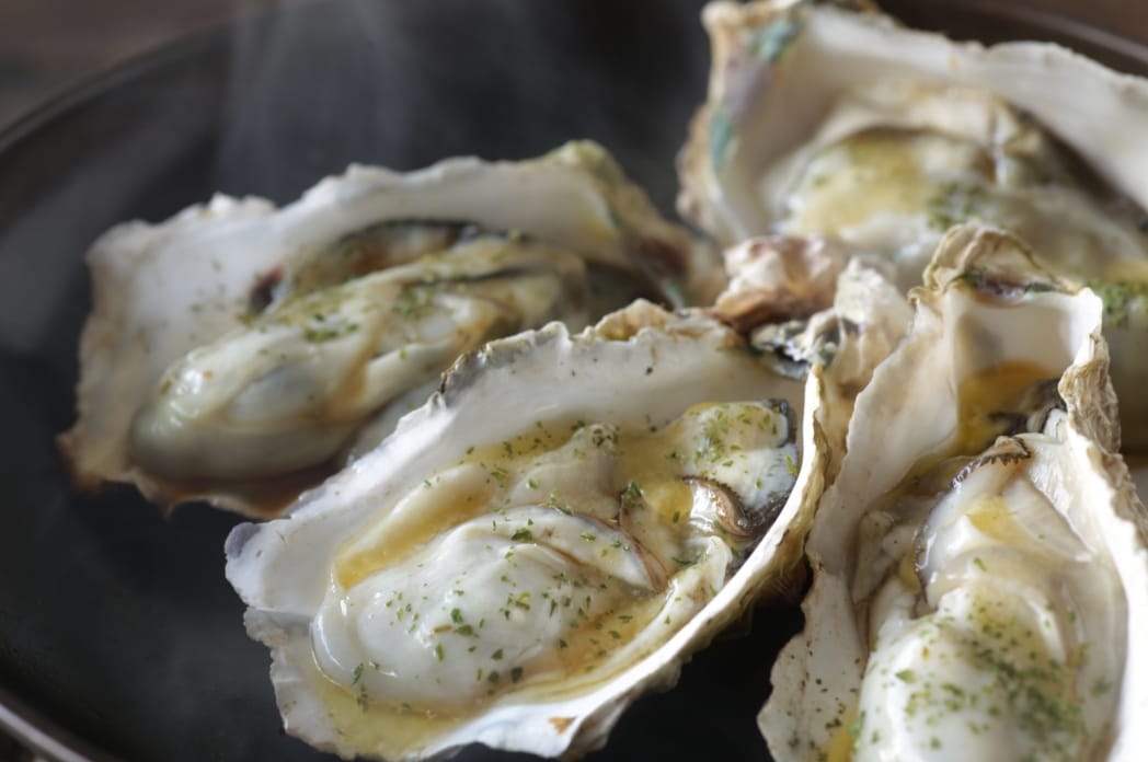焼牡蠣や蒸牡蠣などの温かい牡蠣料理は、赤ワインとの相性も○。